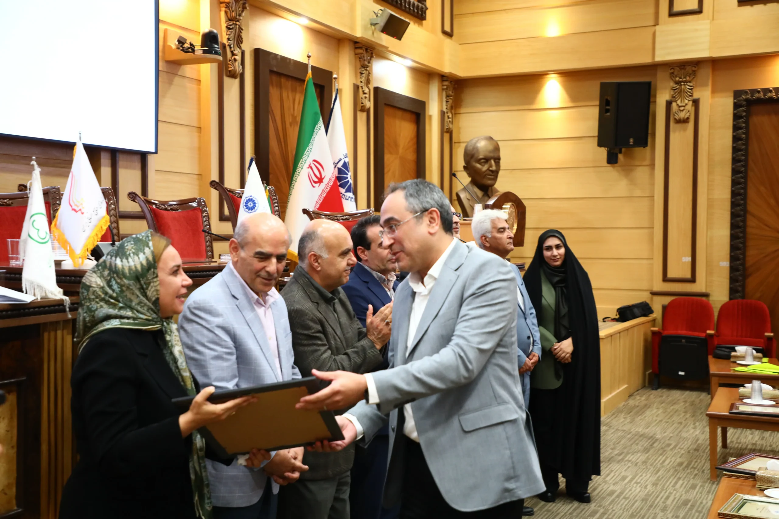 بخش اعطا جوایز-همایش تحول مدیریت و مهندسی در عصر کربن